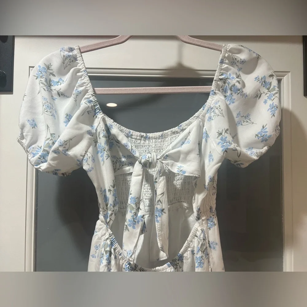 💙 Hollister Blue and White Floral Spring Summer Dress in XS Open Back - Picture 4 of 6